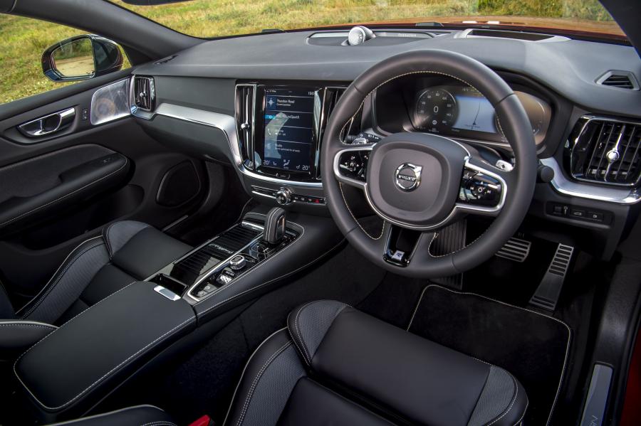 Торпедо Volvo S60 T8 R-Design 2019 года  (UK) (фото 10 из 40)